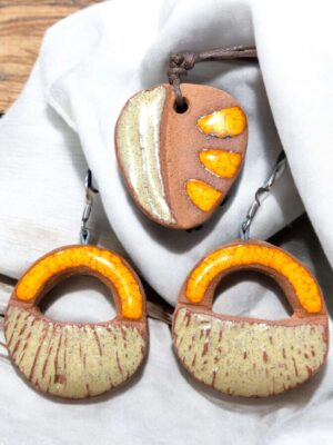 Conjunto naranja y beige