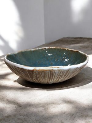 Cuenco/plato hondo de cerámica artesanal en azul profundo. Colección Atlántica