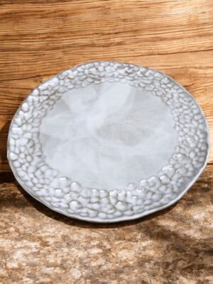 Plato llano de cerámica artesanal (25 cm) "ESPUMA DE MAR". Colección Atlántica